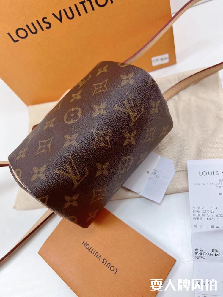 Louis Vuitton路易威登 全新大全套Speedy nano手提斜挎包 LV全新大全套Speedy nano手提斜挎包，小包中的爆款已经绝版，持续溢价一包难求，这枚附件如图大全套有票现货好价